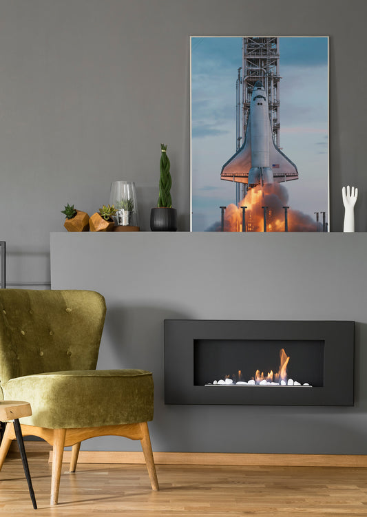 Poster mit Space-Shuttle an der Startrampe, Rakete mit Flammen im Start