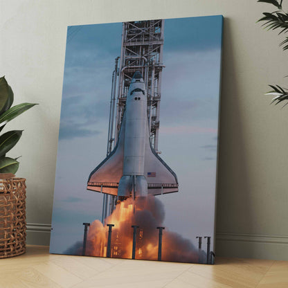 Poster mit Space-Shuttle an der Startrampe, Triebwerksflammen und Startwolke