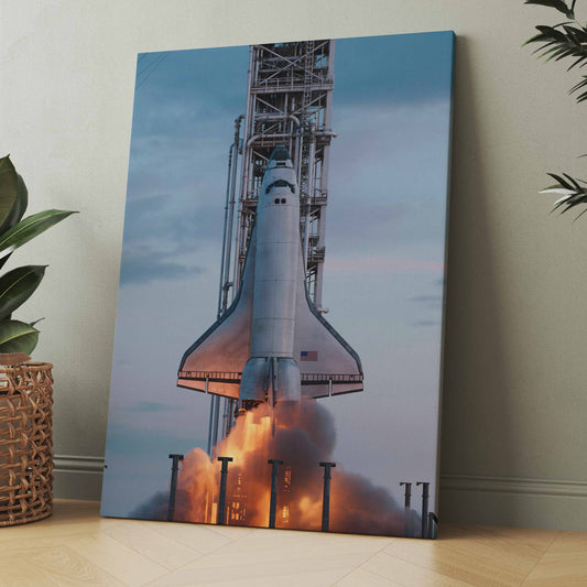 Poster mit Space-Shuttle an der Startrampe, Triebwerksflammen und Startwolke