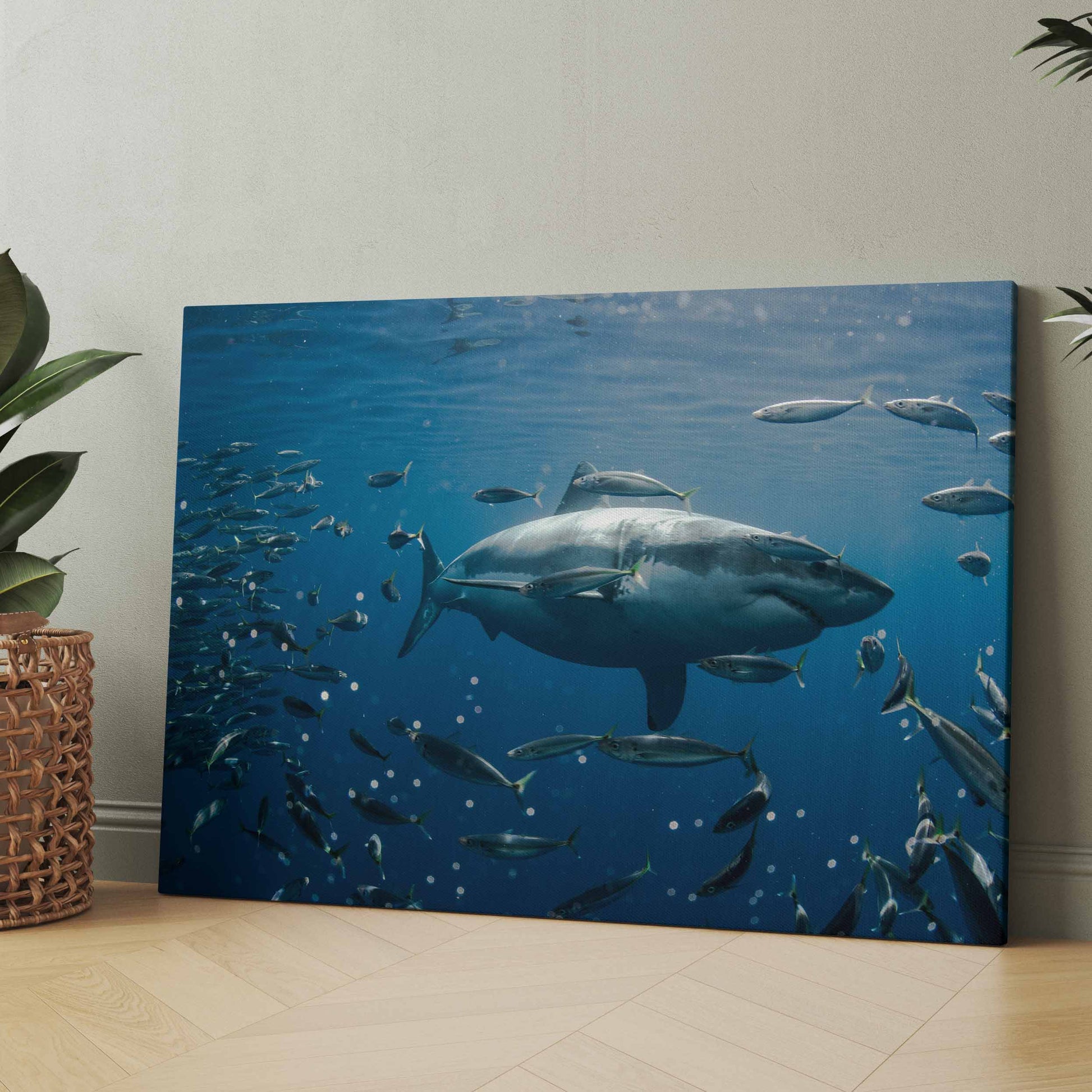 Leinwand mit Weißhai und Schwarm Fischen im blauen Meer, horizontale Darstellung