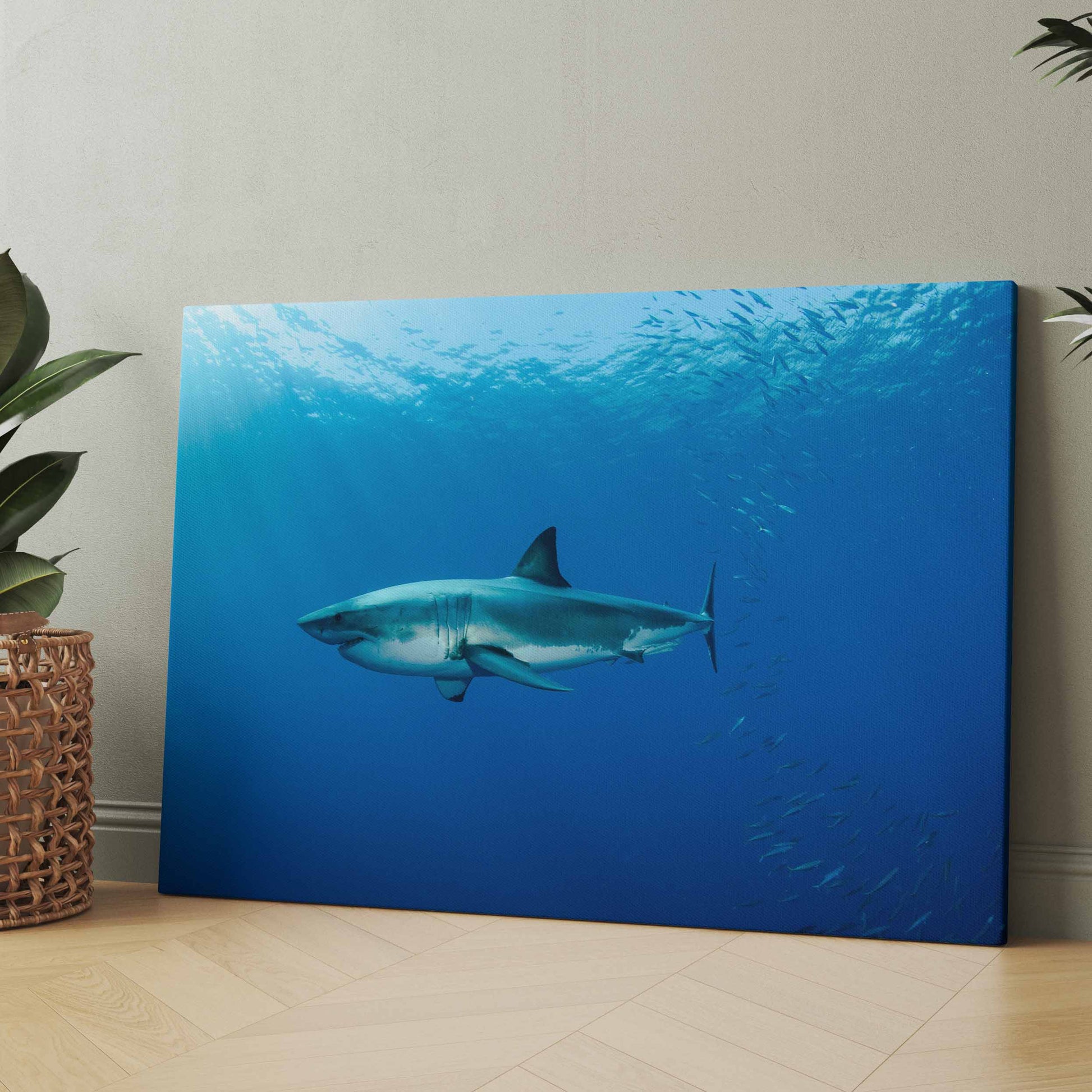 Rechteckiges Wandbild mit Hai im blauen Wasser, dynamische Seitenansicht
