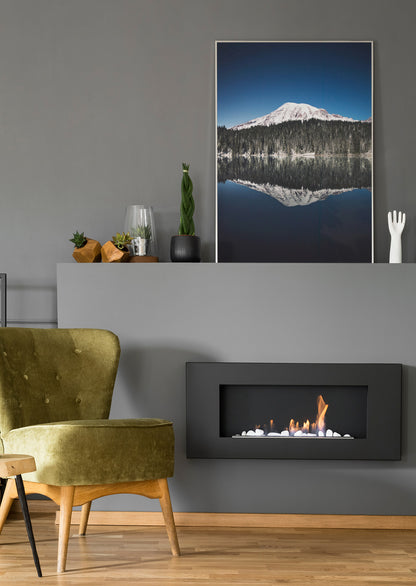 Gerahmtes Poster mit verschneitem Berg und Spiegelung im dunklen Wasser, Nachthimmel
