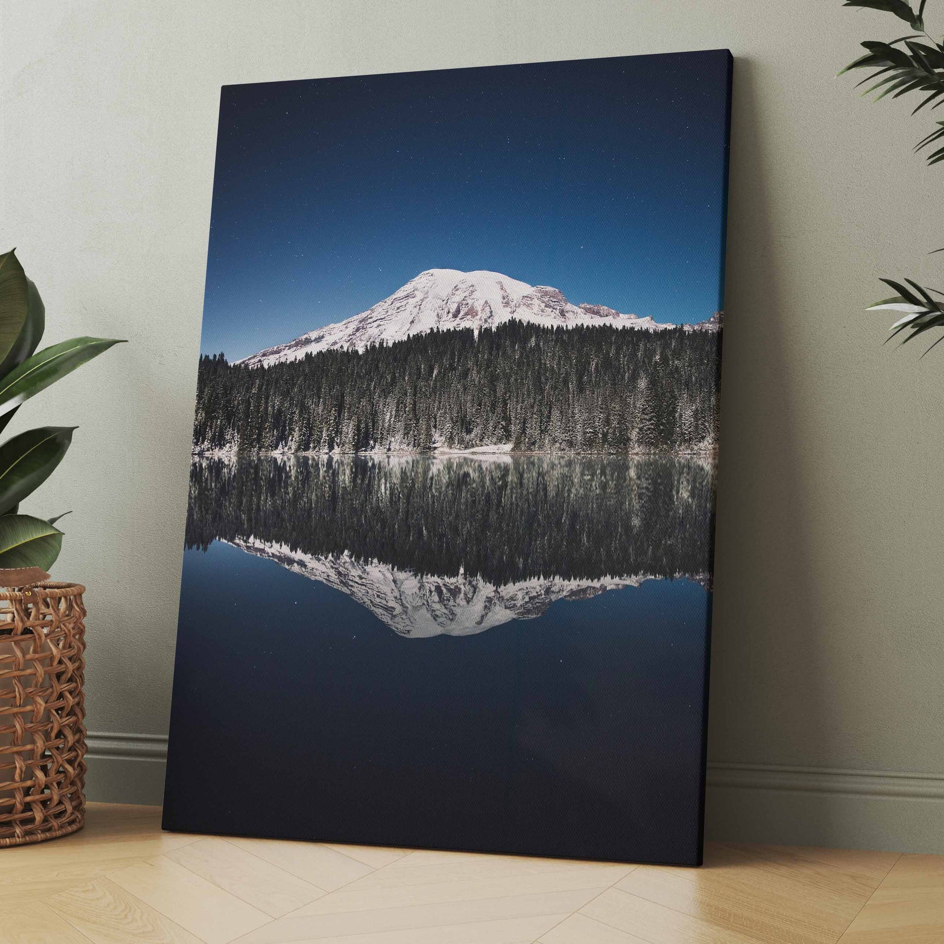 Leinwand mit Berg und Schneegipfel, Spiegelung im dunklen Wasser bei Nacht