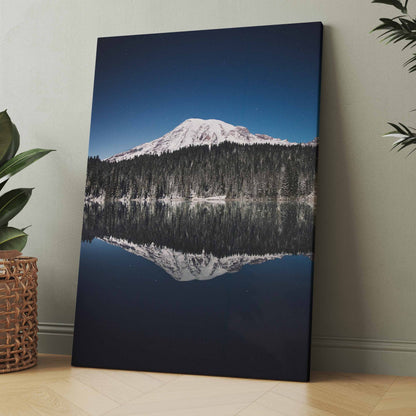 Leinwand mit Berg und Schneegipfel, Spiegelung im dunklen Wasser bei Nacht