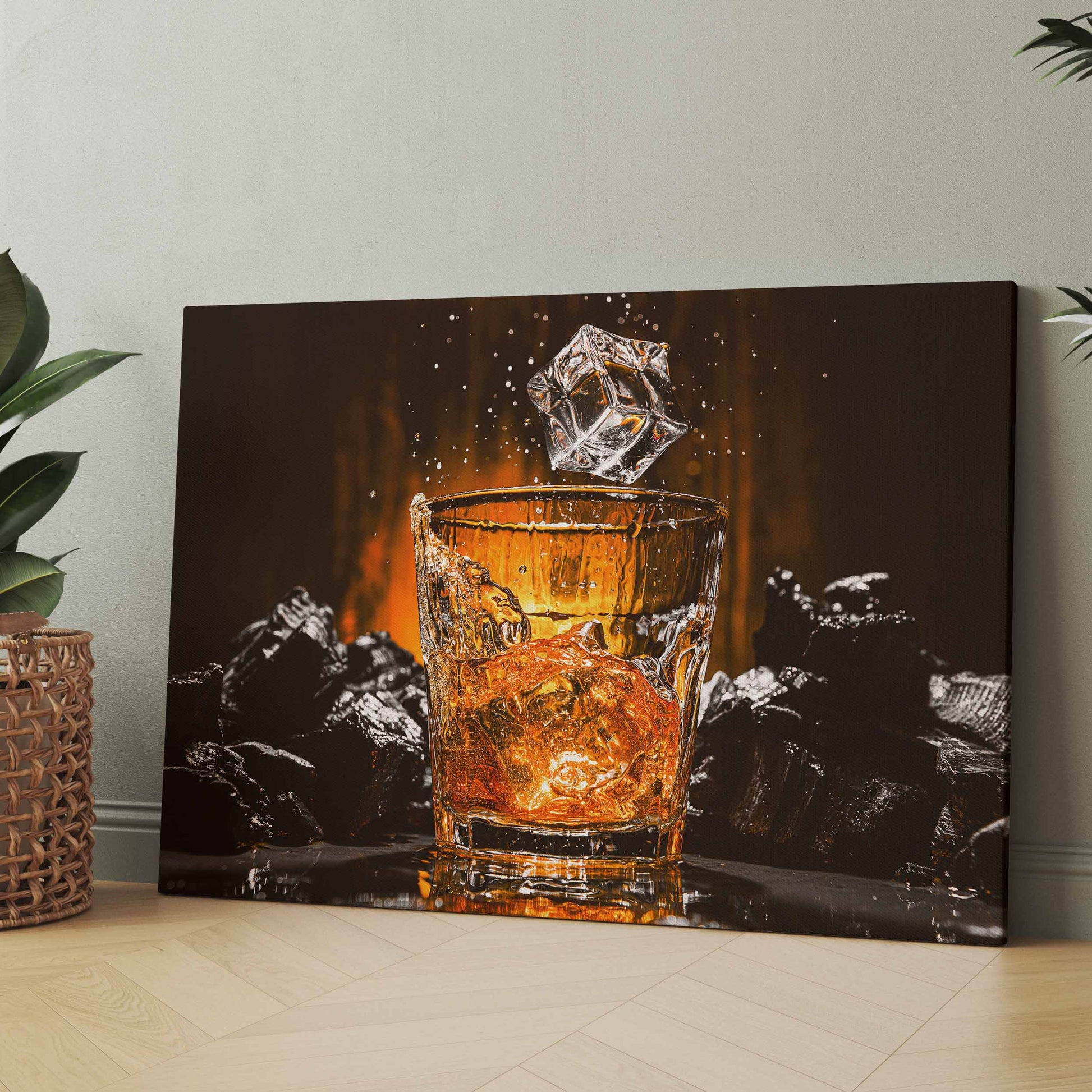 Wandbild mit Whiskyglas und Eiswürfeln, gold-orange, mit Spritzern