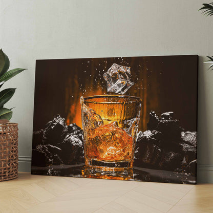 Wandbild mit Whiskyglas und Eiswürfeln, gold-orange, mit Spritzern