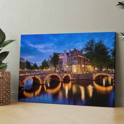 Leinwandbild mit nächtlichem Kanal in Amsterdam und beleuchteter Brücke