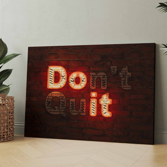 Leinwand mit Schriftzug „Don't quit - Do it“ im Retro-Leuchteffekt auf Ziegelwand