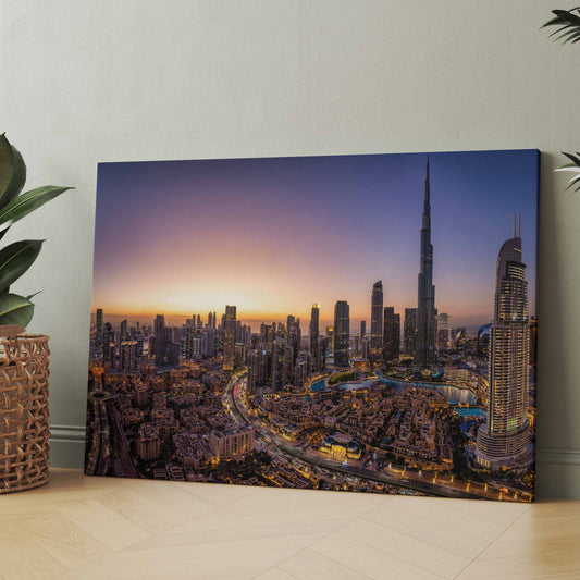 Leinwandbild mit Dubai-Skyline bei Dämmerung, markanter Turm
