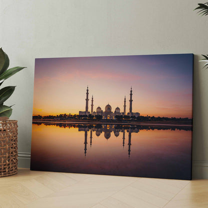 Leinwandbild der Scheich-Zayid-Moschee mit Wasserspiegelung bei Dämmerung