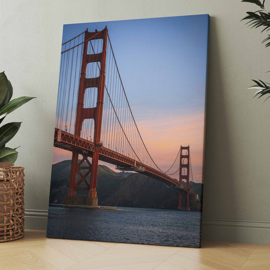 Brückenbild mit Golden Gate Bridge in Rot und Blau vor dämmerndem Himmel