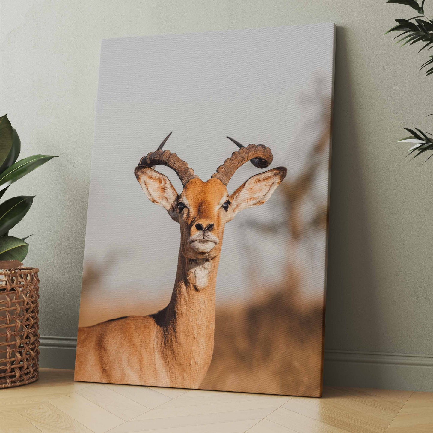 Hirsch-Geweih-Wandbild mit braunem Kopf und Antilopengeweih im Hochformat