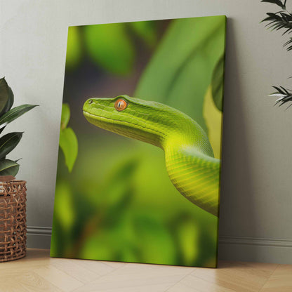 Leinwand mit grünem Schlangenmotiv im Rahmen, Hochformat.