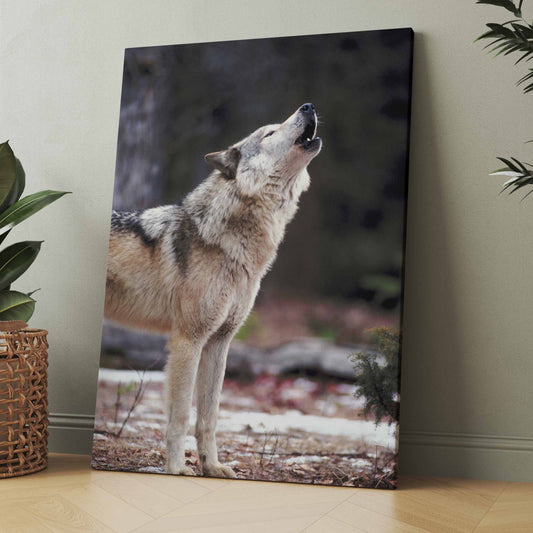 Wolf-Wandbild mit heulendem grauem Wolf im Hochformat