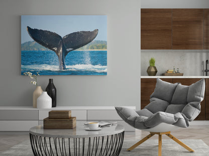 Wandbild mit Buckelwals-Flosse über dem Meer, weit gespreizte Flossen