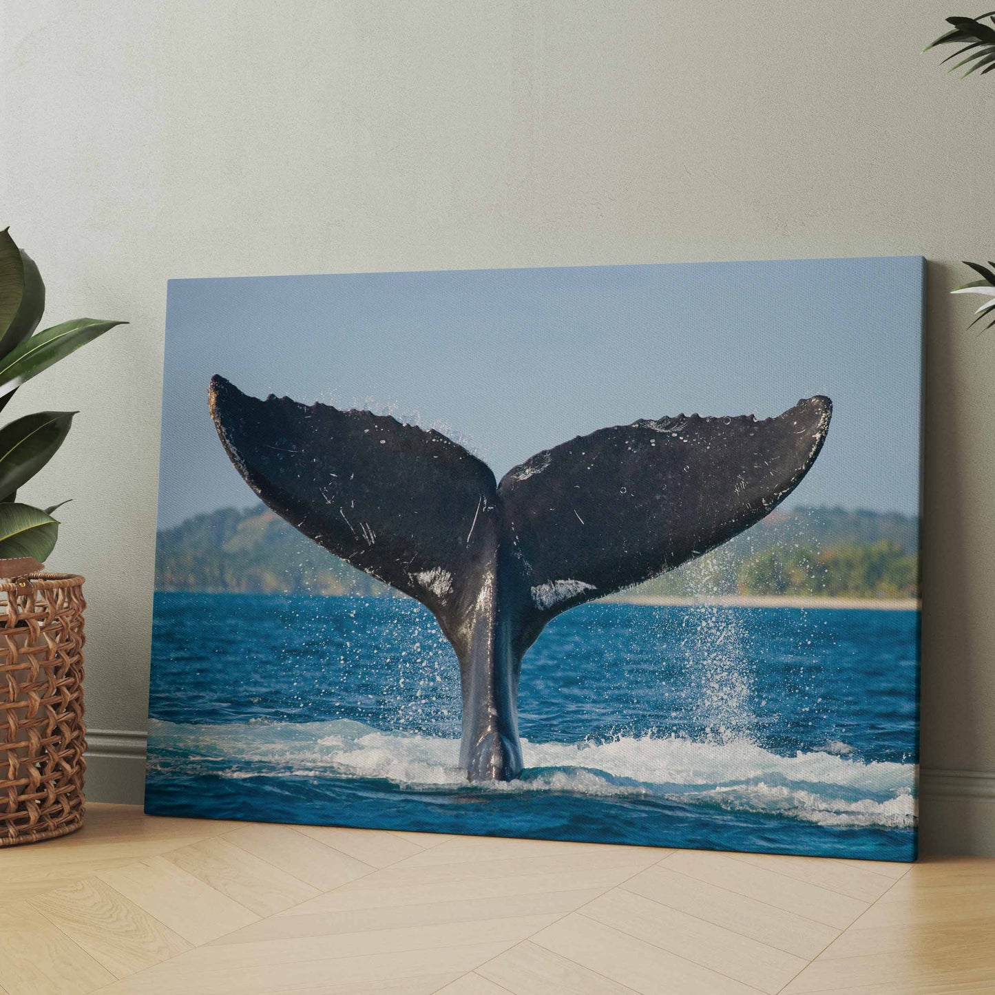 Leinwandbild mit Buckelwals-Flosse über dem Meer, aufschlagendes Schwänzeln