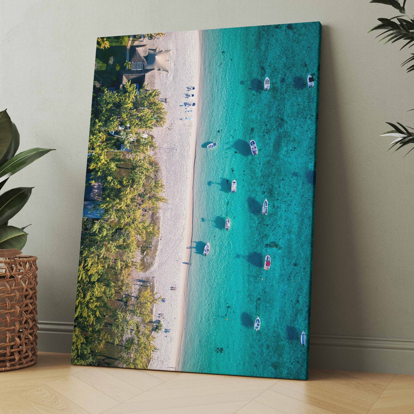 Strandbild als Poster oder Leinwand: Luftaufnahme mit türkisfarbenem Wasser und Booten