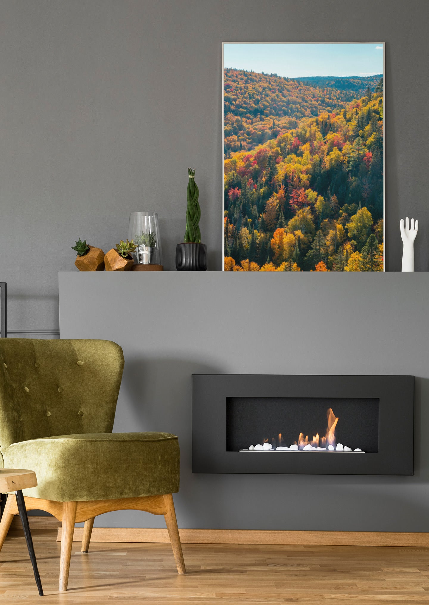 Wandbild im Rahmen mit Herbstwald, hochformatig über dem Kamin