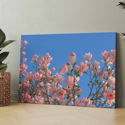 Leinwand mit blühendem Baum, rosafarbene Blüten auf blauem Hintergrund