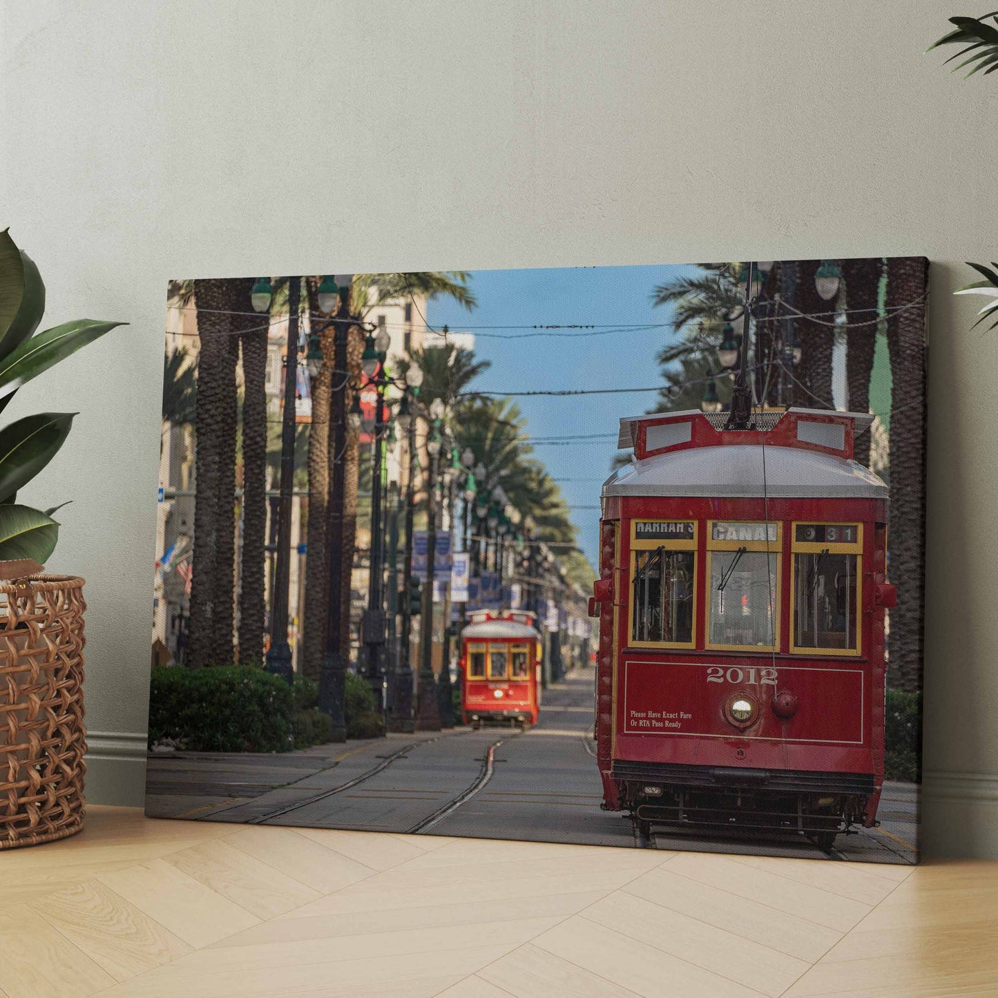 Straßenbahn-Wandkunst mit rotem Straßenbahnzug und zweitem Triebwagen im Motiv
