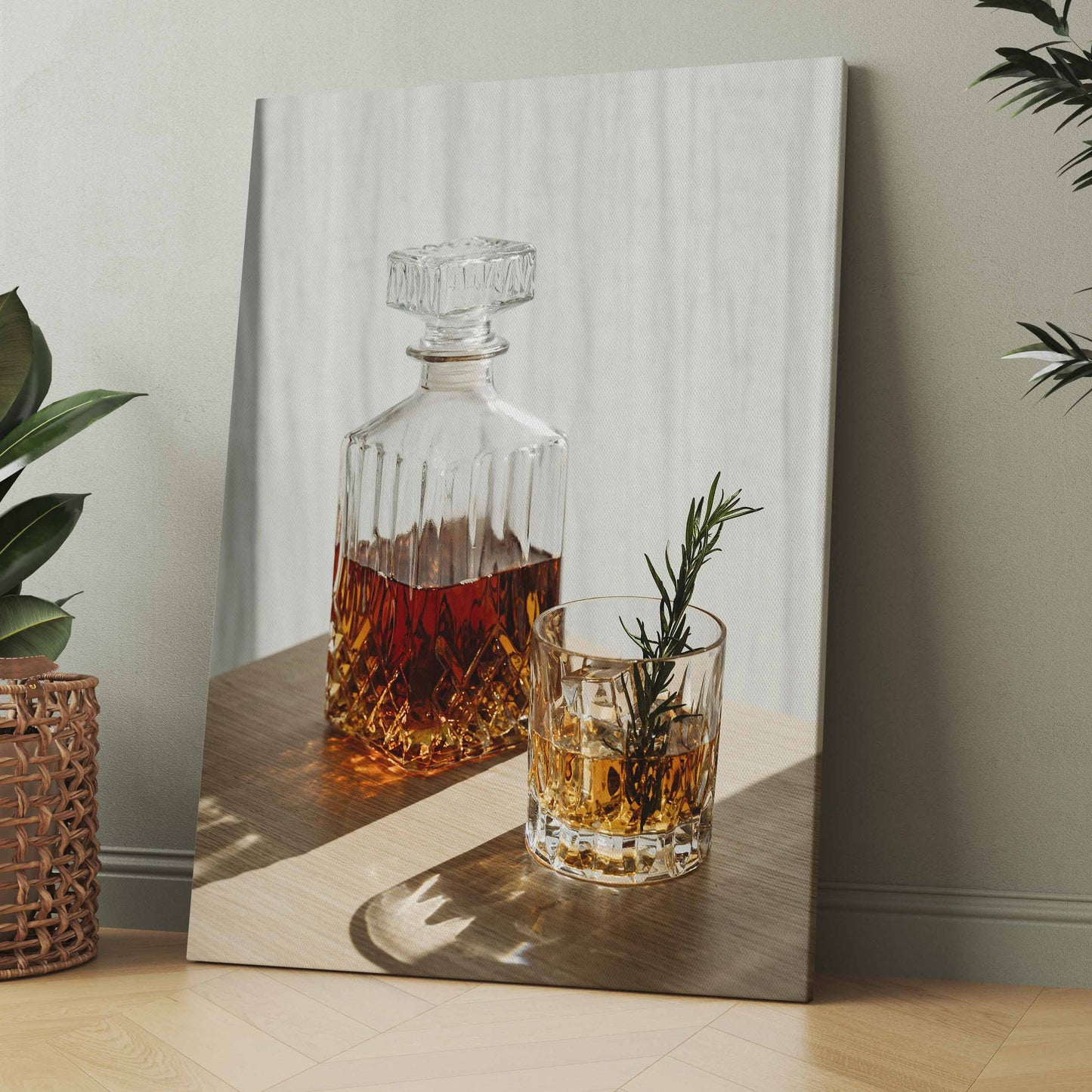 Whisky-Motiv auf Leinwand: Flasche mit bernsteinfarbenem Inhalt und Glas auf Tisch