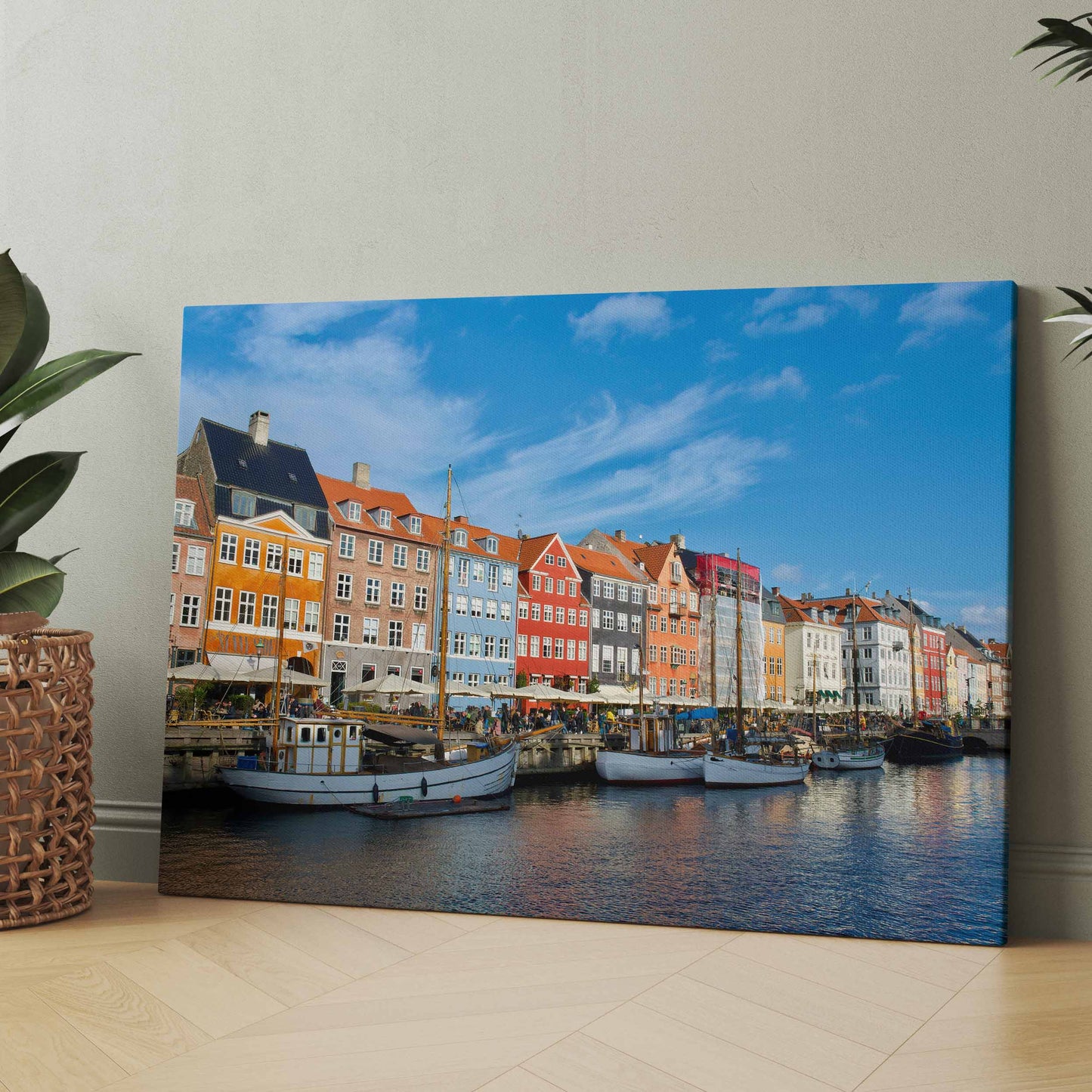 Leinwand mit Hafenstadt-Motiv: farbige Häuser und Boote am Wasser