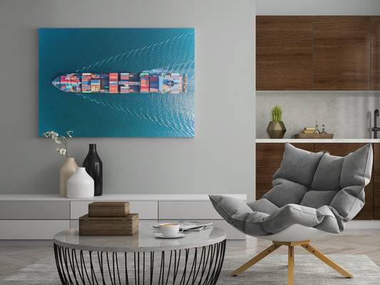Rechteckiges Poster mit Draufsicht eines Containerschiffs auf blauem Meer