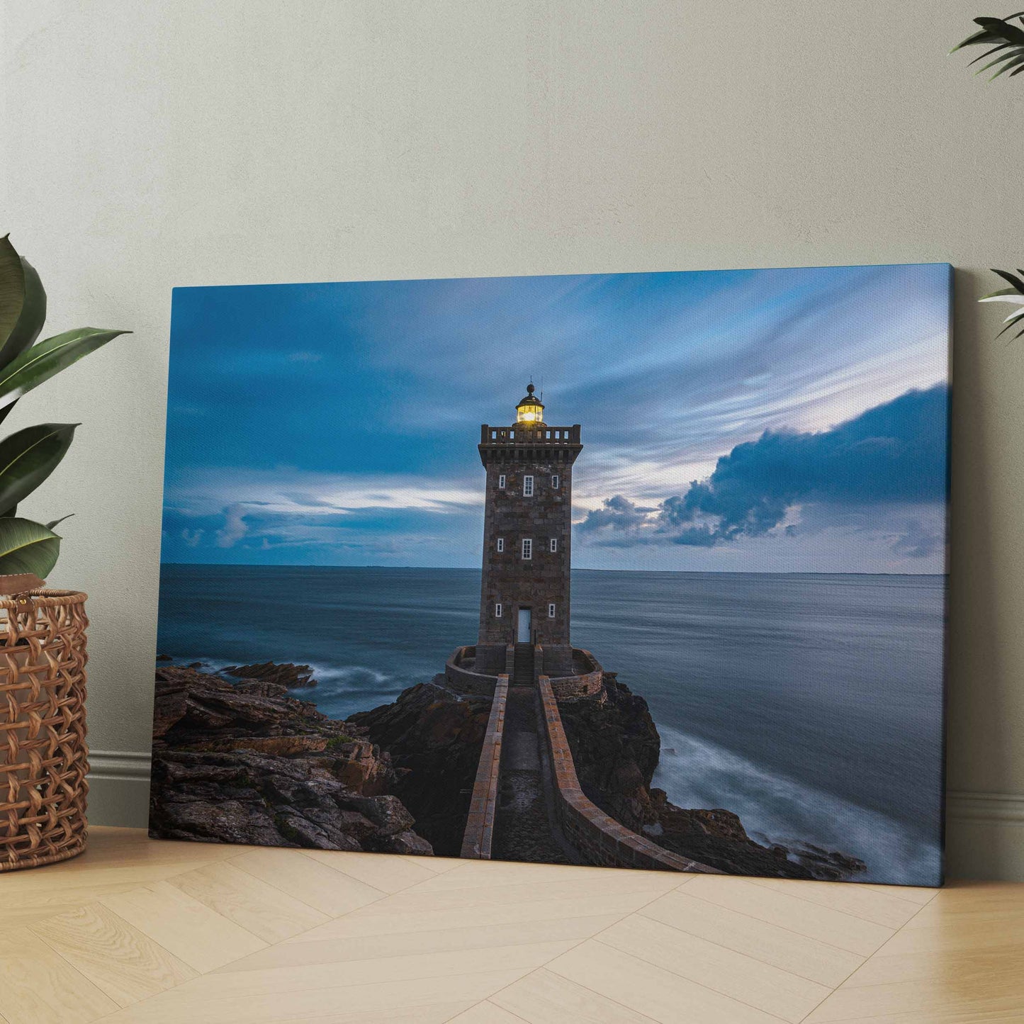 Rechteckiges Leinwandbild: Leuchtturm an der Küste mit Meer und Wolken