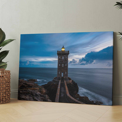 Rechteckiges Leinwandbild: Leuchtturm an der Küste mit Meer und Wolken