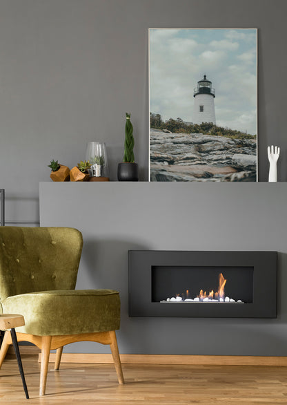 Gerahmtes Leuchtturm-Motiv: weißer Turm auf Felsen, Blick in die Wolken