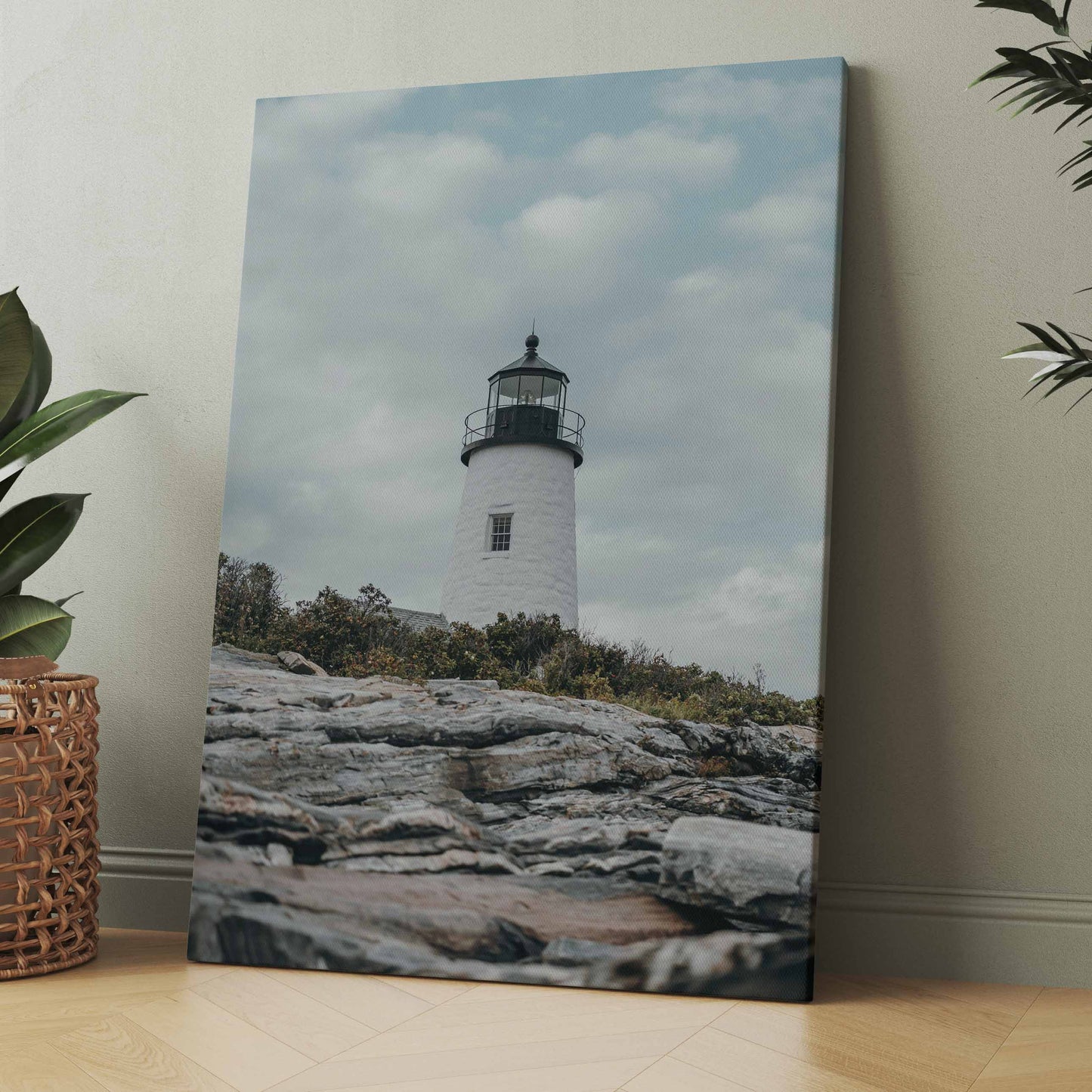 Leuchtturm-Motiv auf Leinwand: weißer Turm über Felsen, Himmel mit Wolken