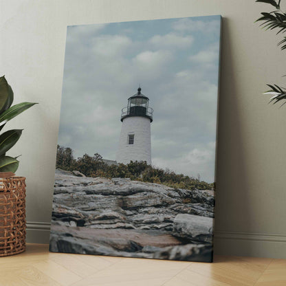 Leuchtturm-Motiv auf Leinwand: weißer Turm über Felsen, Himmel mit Wolken
