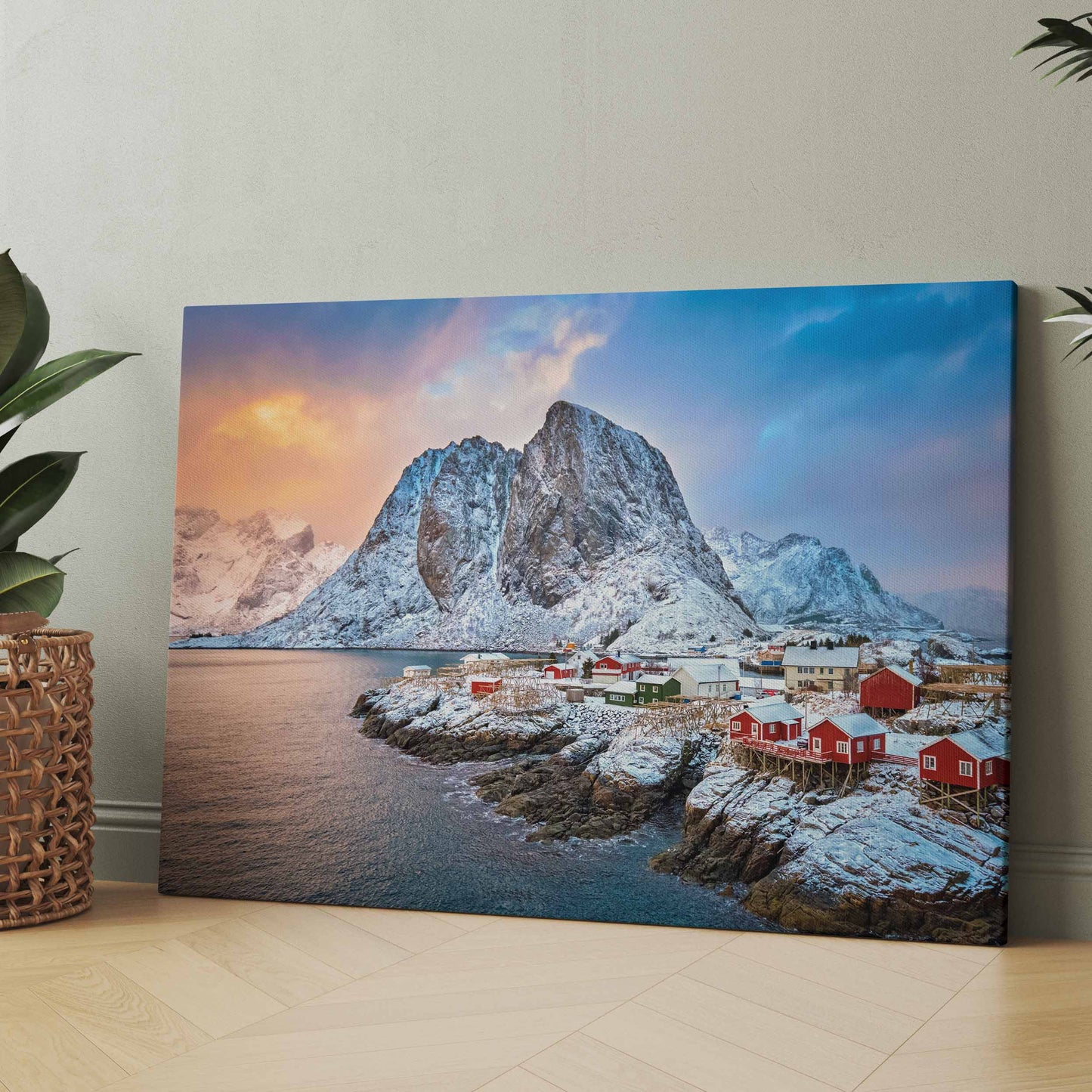 Leinwandlandschaft mit Felsenmeer, Berggipfel und roten Häusern am Küstenort