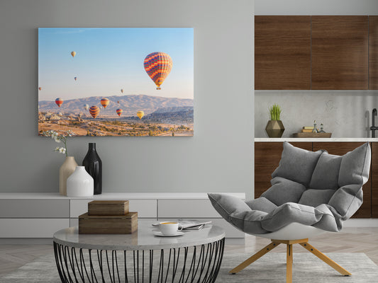 Poster mit Heißluftballons über Tälern, mehrere Ballons im Himmel