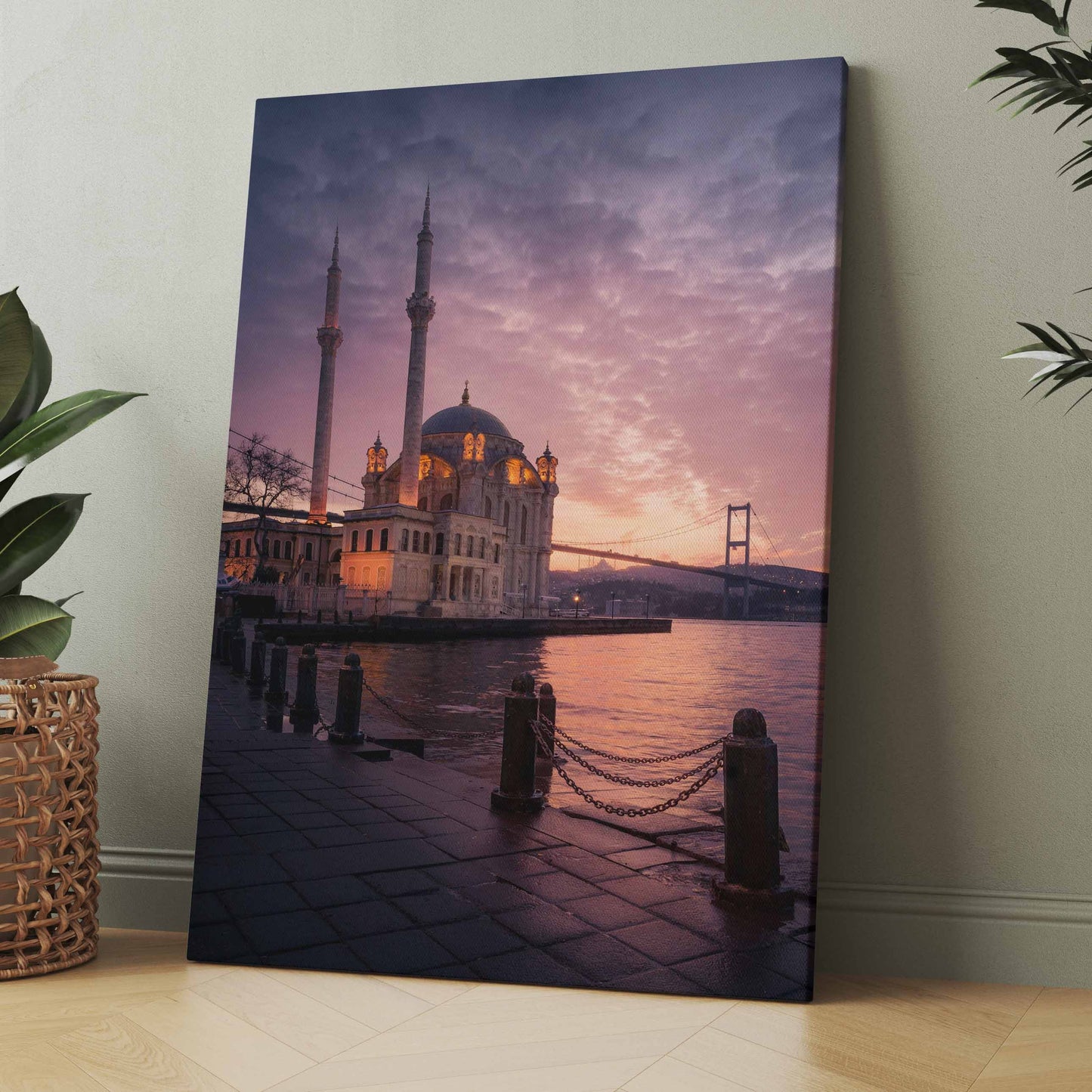 Moschee-Poster mit Kuppel und Minaretten, Abendhimmel über Wasser und Steg