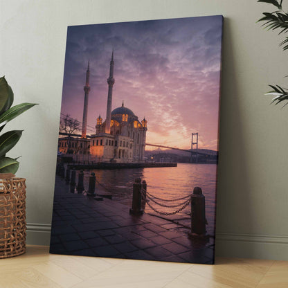 Moschee-Poster mit Kuppel und Minaretten, Abendhimmel über Wasser und Steg