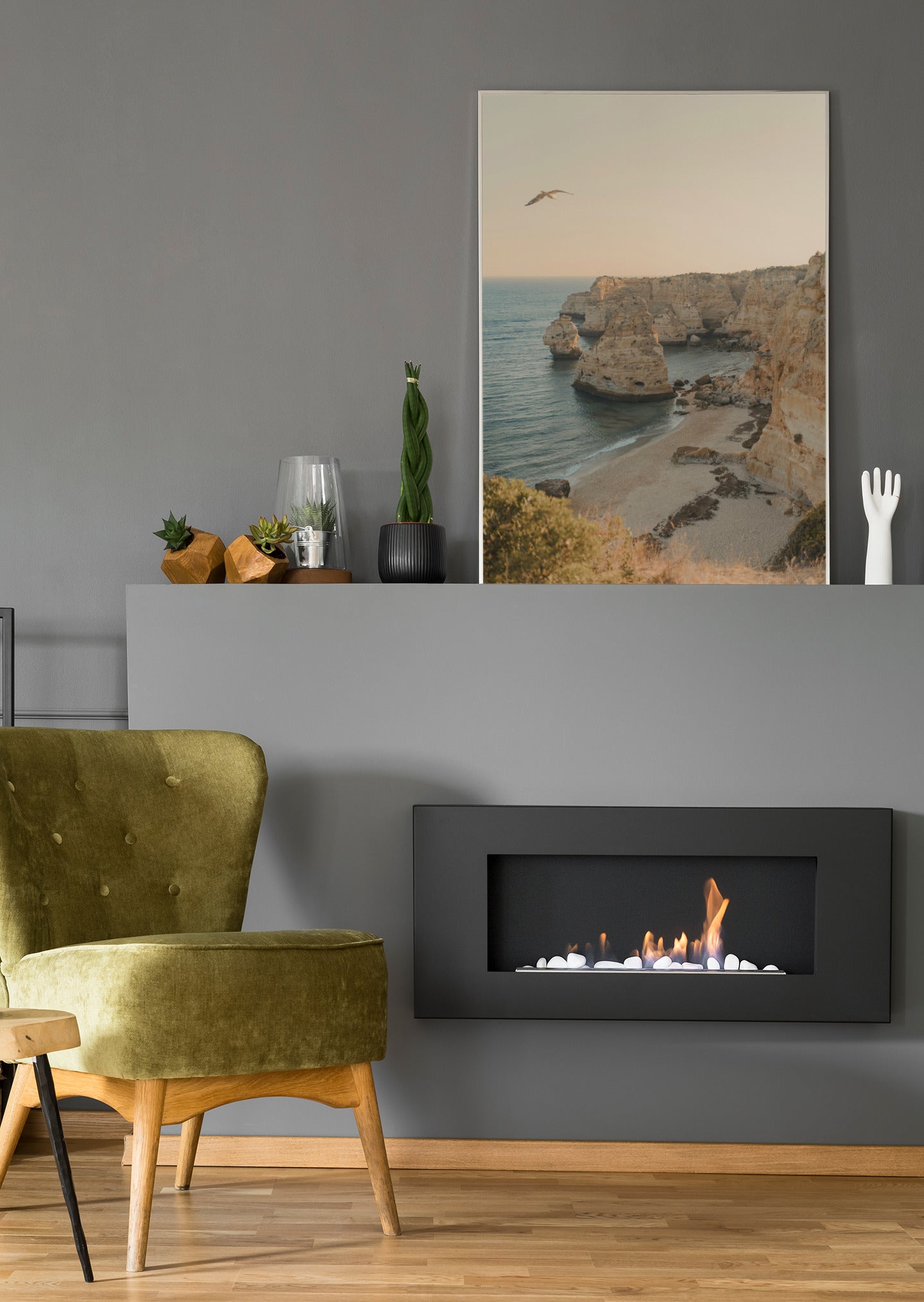 Wandposter mit Küstenansicht: Meer, Felsklippen und Sandstrand mit Vogel
