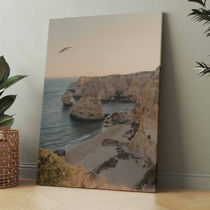 Leinwandposter mit Küste und Felsklippen am Meer, Sandstrand, kleiner Vogel