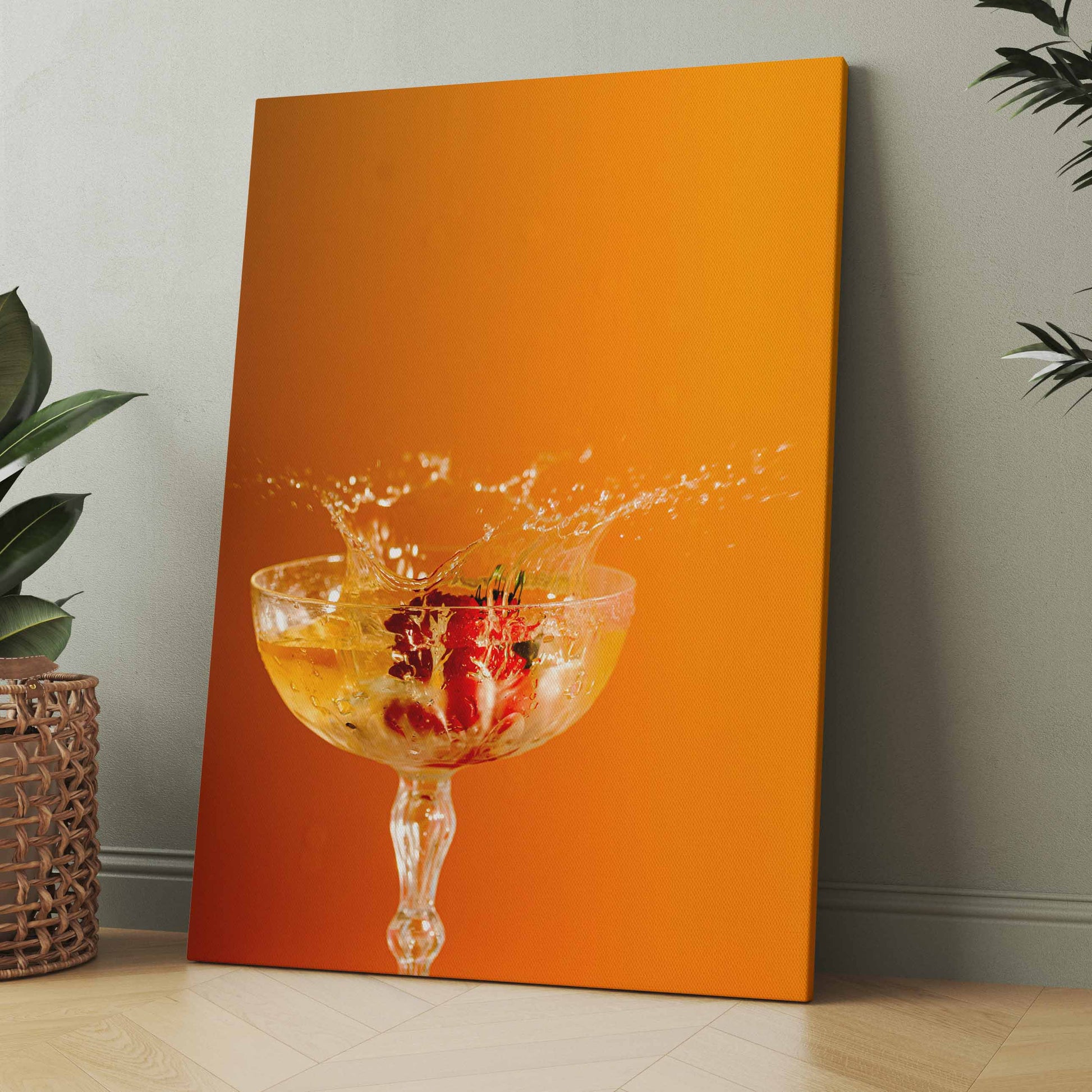 Poster oder Leinwand mit Glas Orangensaft und spritzendem Zitrusbild auf orangefarbenem Hintergrund