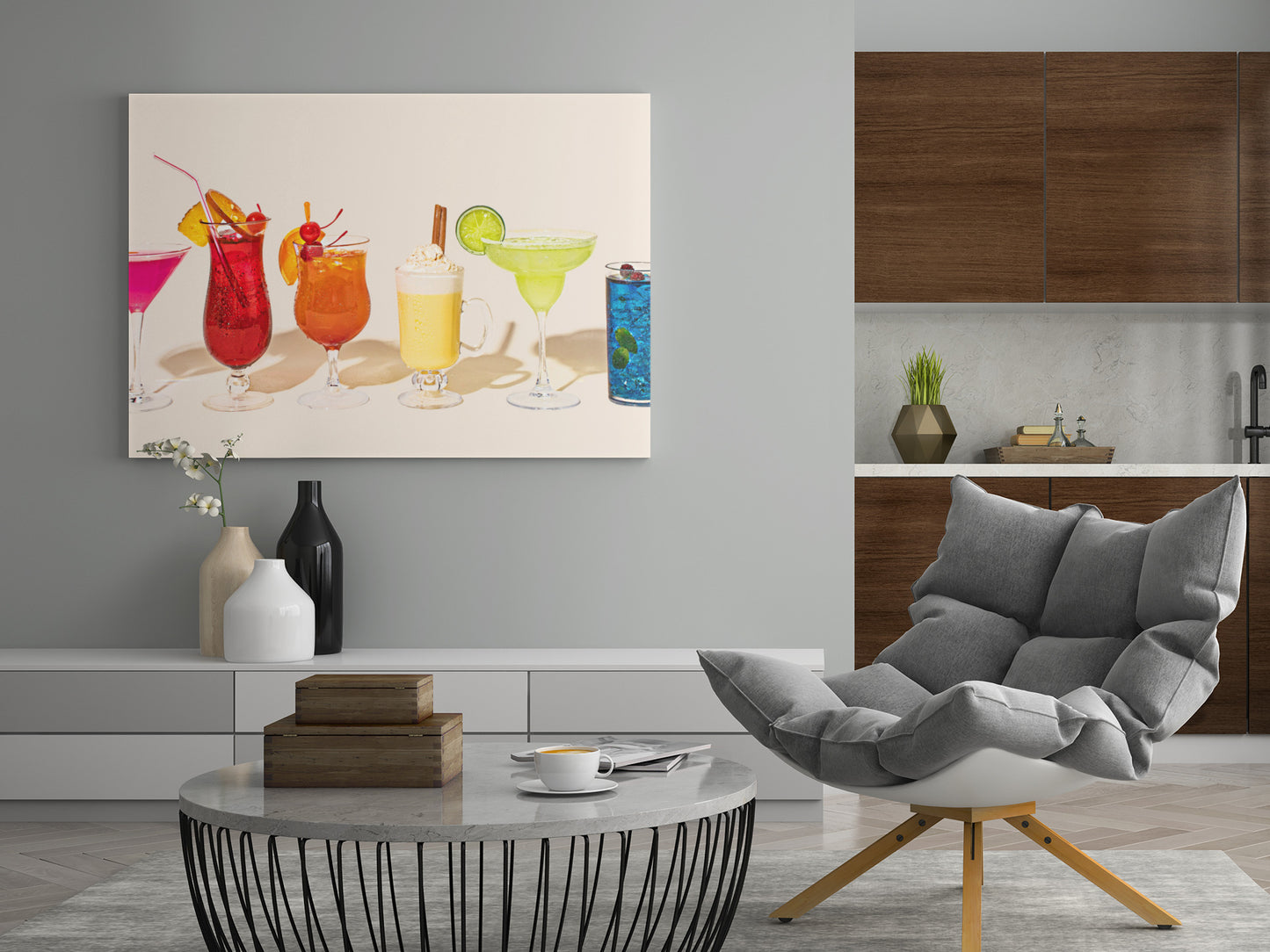Cocktail-Poster an der Wand mit mehreren bunten Drinks und Zitrusscheiben