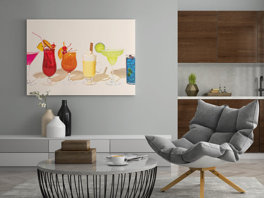 Cocktail-Poster an der Wand mit mehreren bunten Drinks und Zitrusscheiben