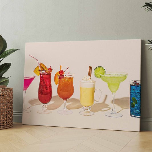 Leinwand mit bunten Cocktailgläsern, Zitrusscheiben und Strohhalmen