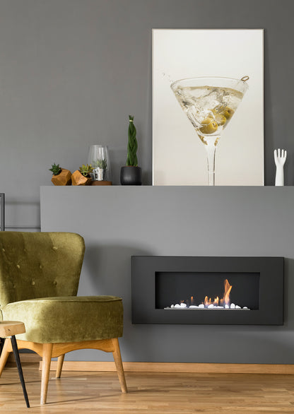 Martini-Cocktail-Poster mit Sektglas, Eis und Oliven, zentriert auf weißem Feld