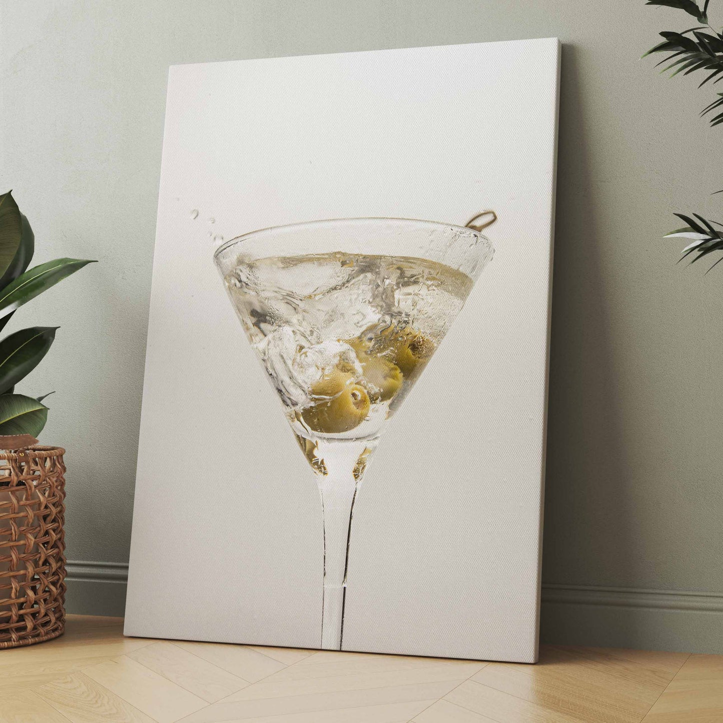 Martini-Cocktail-Poster: Sektglas mit Eis und Oliven auf hellem Hintergrund