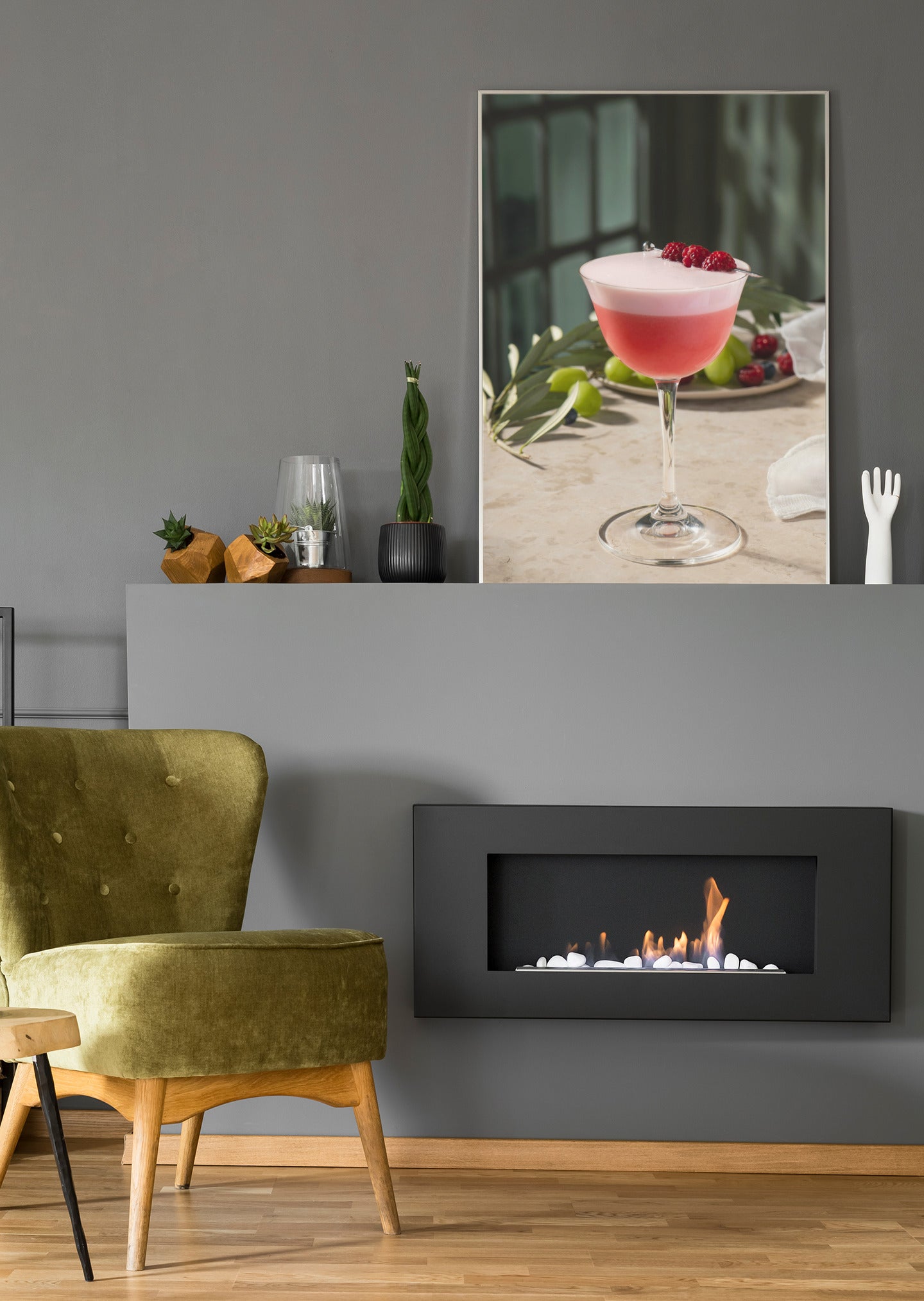 Wandposter mit Cocktailglas, Himbeeren und Beeren auf hellen Flächen