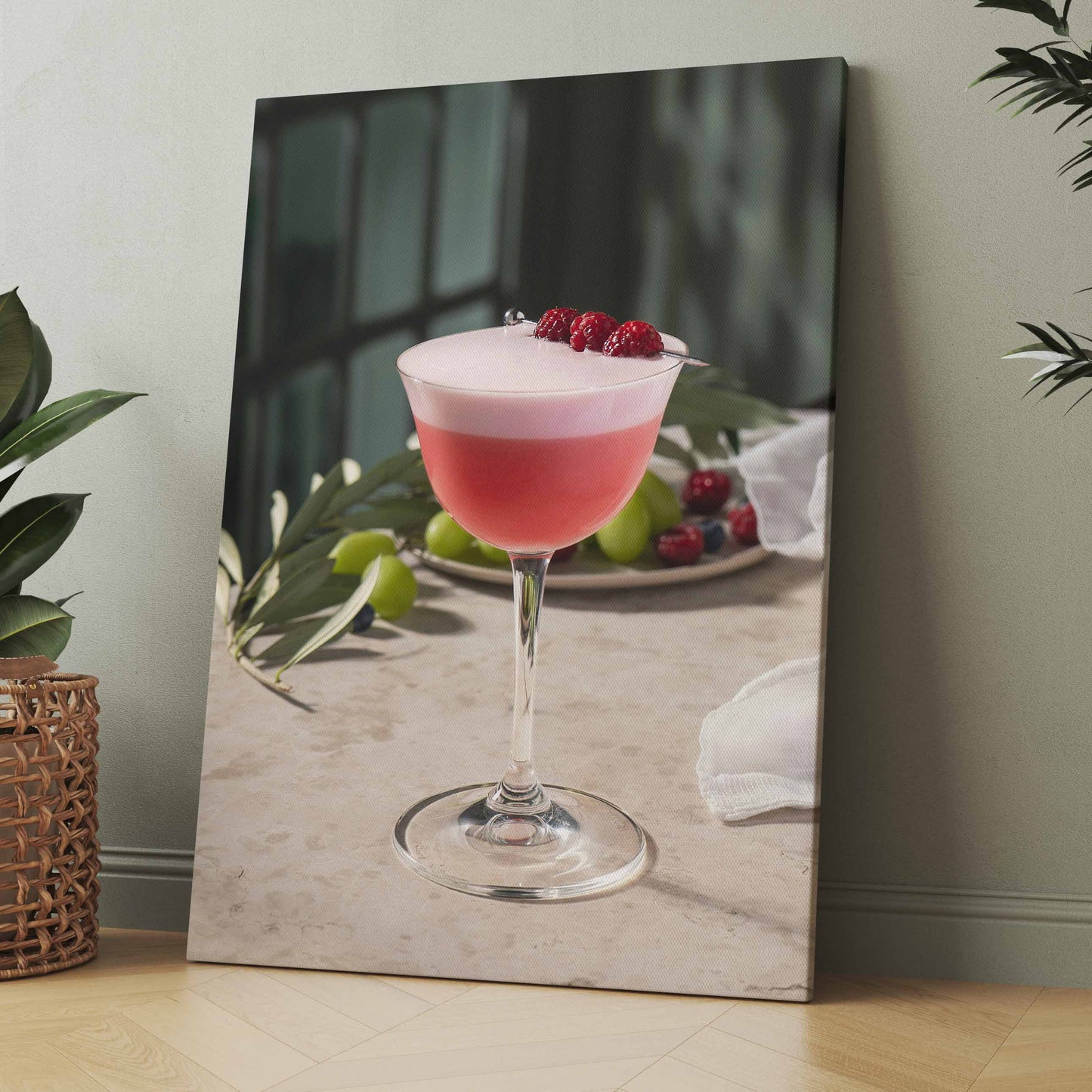Poster mit pinkem Cocktailglas und Himbeeren auf hellem Untergrund