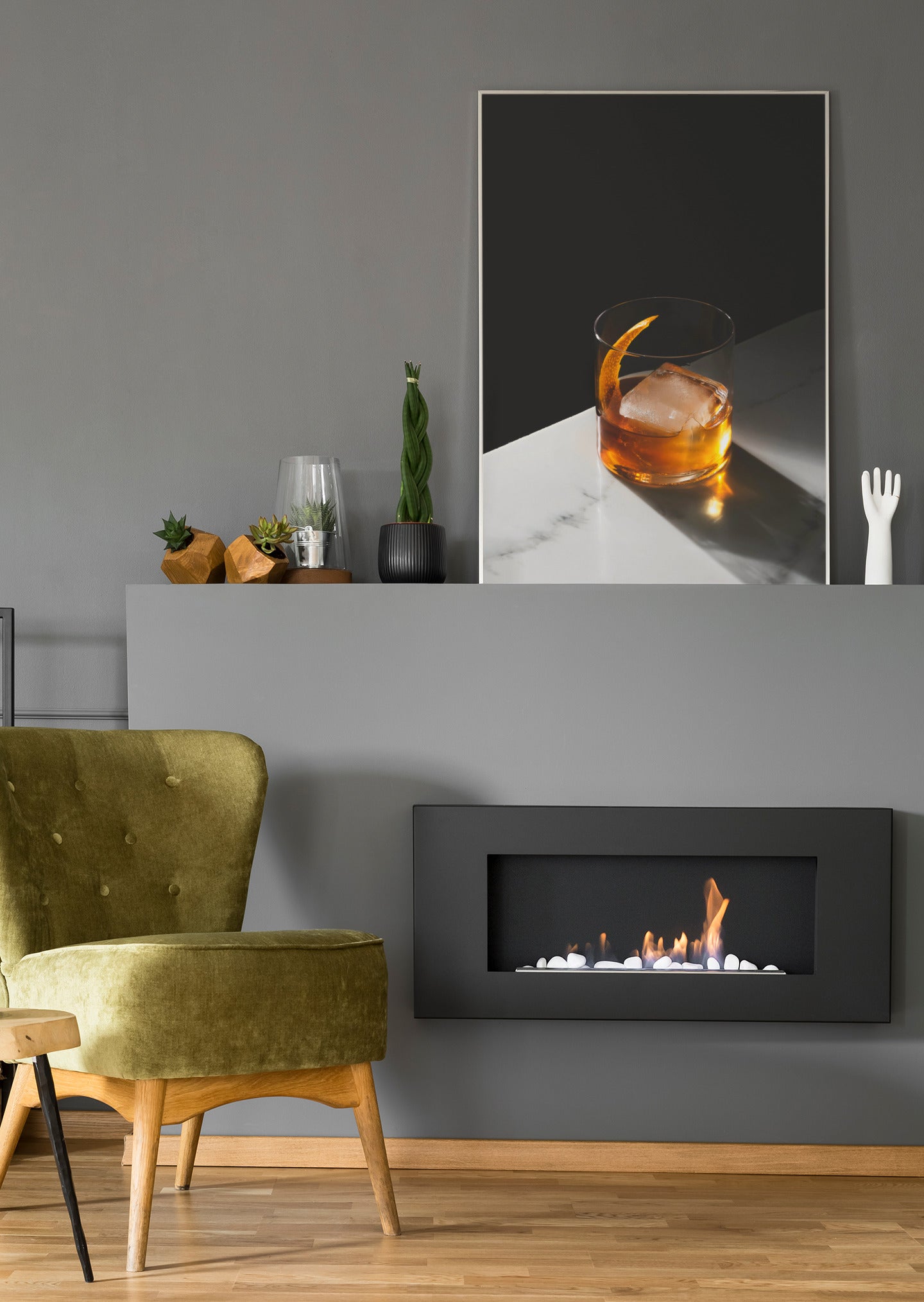 Whiskey-Leinwand im Rahmen, Glas mit Eiswürfel und orangem Licht