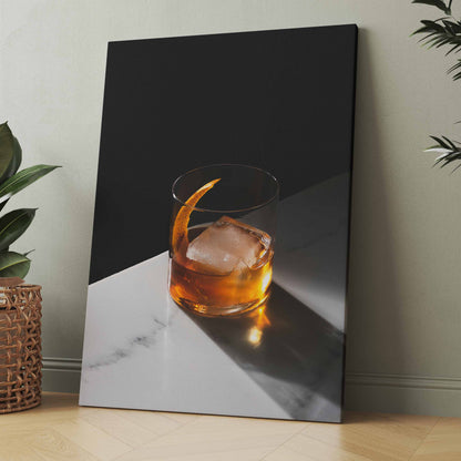 Whiskey-Poster: Glas mit Eiswürfel und orangefarbenem Single-Malt-Look