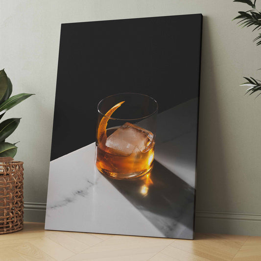 Whiskey-Poster: Glas mit Eiswürfel und orangefarbenem Single-Malt-Look