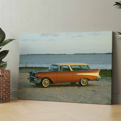 Leinwandbild mit orangefarbenem Oldtimer auf dem Seeufer, Himmel im Hintergrund